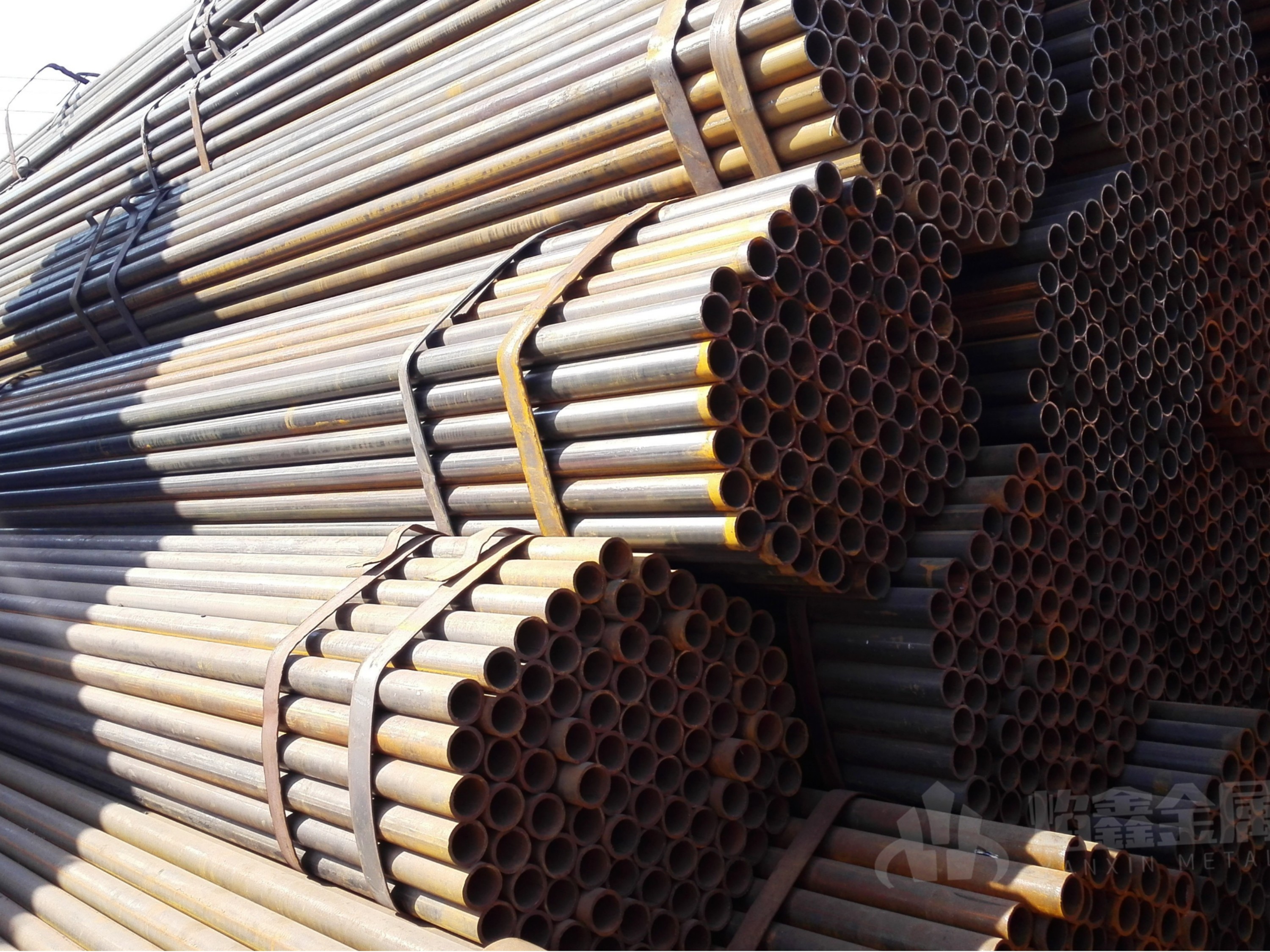 扣件式钢管脚手架具有哪些明显的特征？