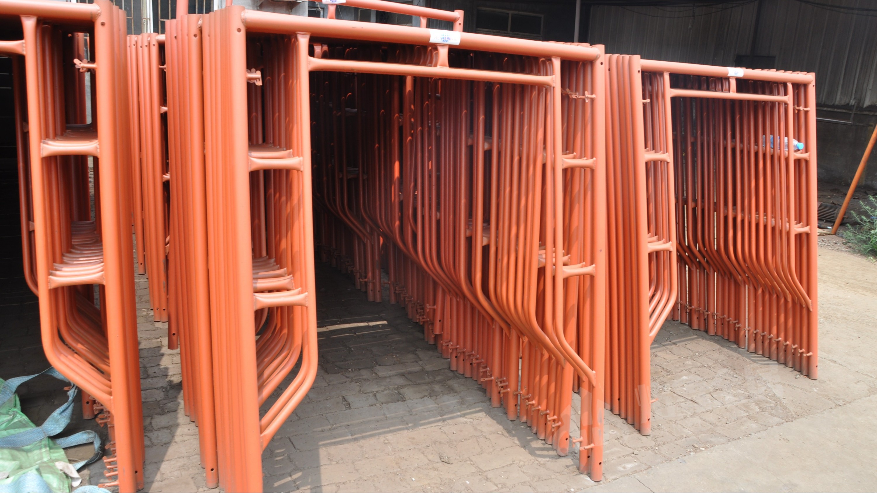 门式新型脚手架的安装标准是什么？