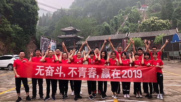 不管风吹雨打，胜似闲庭信步 ——国产麻豆放荡AV剧情演绎员工自由行