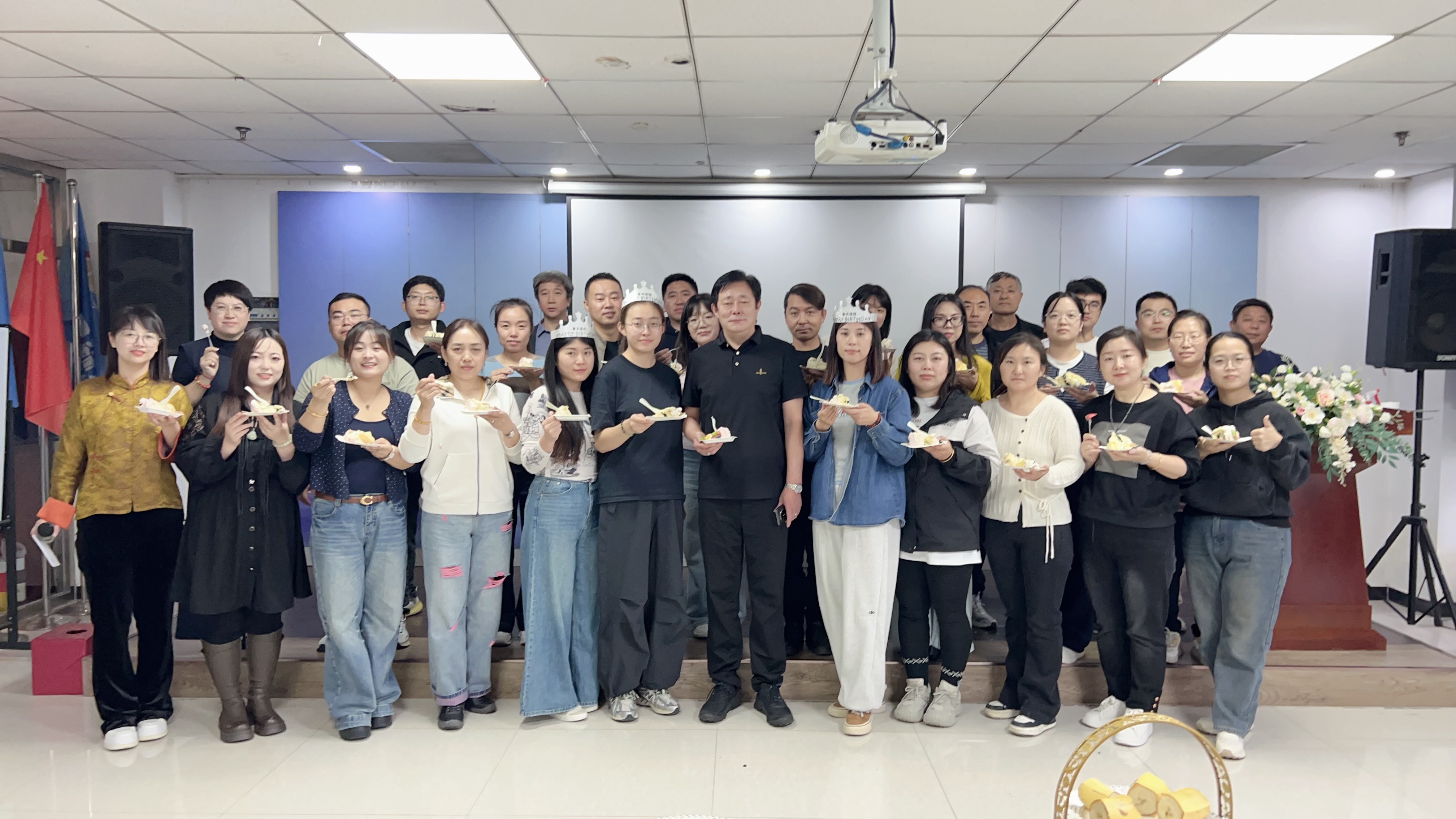 国产麻豆放荡AV剧情演绎9月、第三季度工作总结暨10月启动大会圆满成功!